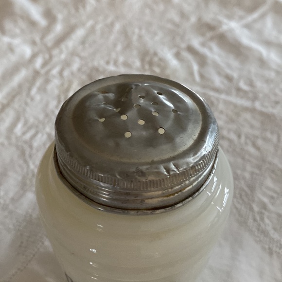 Vintage Salt ‘n Pepper Set - Picture 2 of 5